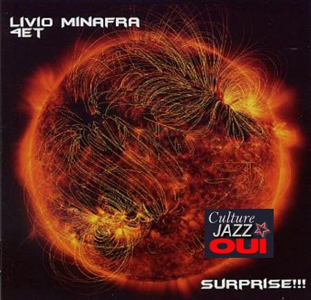 Minafra-Livio_Surprise_w.jpg - Livio MINAFRA : "Surprise !!!"Sacré Livio ! Tout feu tou flamme, tout fou en apparence. Un sacré musicien en tous les cas, porteur d'un patrimoine musical et génétique qui lui vient en ligne directe de son père, l'ardent trompettiste italien Pino Minafra.Brillant pianiste, orateur intarissable, le jeune pianiste réunit pour ce disque un quartet électrique compact et bouillonnant comme le suggère le visuel choisi.Dans son creuset de savant fou, il a rassemblé les ingrédients de sa collection de référence, qu'ils viennent de la tradition italienne, du rock, du jazz, des musiques contemporaines. Il a adité le tou avec une rythmique en acier trempé et nous sert une préparation qui, à défaut d'être aussi surprenante qu'il l'annonce, n'en est pas moins bigrement emballante !On en reprend avec bonheur. Sacré Livio !ENJA ENJ-9578 2 / Harmonia MundiLivio Minafra : piano, claviers / Gaetano Partipilo : saxophones / Domenico Caliri : guitare électrique / Maurizio Lampugnani : percussion, glockenspiel, voix01. Surprise / 02. La danza del sole / 03. Minimal core / 04. lacrime stelle / 05. Uzbek / 06. Maschere / 07. Passi / 08. Gomitoli / 09. stop war www.minafrasprod.com | www.enjarecords.com