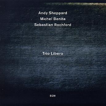 Sheppard-Andy_TrioLibero_w.jpg - Andy SHEPPARD – Michel BENITA – Sebastian ROCHFORD : "Trio Libero"À la suite d'une résidence de trois années à Coutances et en Basse-Normandie où il a pu monter des projets parfois très ambitieux et "colossaux", le saxophoniste Andy Sheppard a eu envie de revenir aux fondamentaux : un disque en trio."J'ai regroupé le trio dans un lieu clos pendant quatre jours en proposant de simplement improviser ensemble. Tout a été enregistré, pour conserver les traces. J'avais apporté quelques compositions, bien sûr. C'est ainsi que ça a commencé : nous avons été capables d'improviser des morceaux presque complets. Ensuite, j'ai passé un certain temps préparer cette musique et l'éditer ". À la suite de cette "retraite", le trio a enregitré ce disque en studio à Lugano (Suisse), fin juillet 2011.Entre ces compositions collectives très douces, poétiques, sensibles, on trouve quelques thèmes de l'un ou l'autre des protagonistes et un standard tout en finesse : I'm Always Chasing Rainbows.Un très beau travail collectif où chacun cherche à apporter sa touche sans bousculer l'équilibre de l'ensemble.ECM 278 6630 / Universal Music franceAndy Sheppard : saxophones ténor et soprano / Michel Benita : contrebasse / Sebastian Rochford : batterie01. Libertino / 02. Slip Duty / 03. I'm Always Chasing Rainbows / 04. Spacewalk part 1 / 05. Dia da Liberdade / 06. Land of Nod / 07. The unconditional secret / 08. Ishidatami / 09. Skin / Kaa / 10. Spacewalk part 2 / 11. Whereveryugoigotoo / 12. Lots of Stairs / 13. Where we Live on The Starswww.ecmrecords.com  | http://player.ecmrecords.com/andy-sheppard | http://www.andysheppard.co.uk/andysheppard/index.html