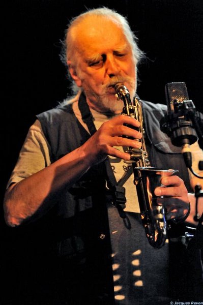 TheNuBand_Whitecage-Mark_Dijon_1mars2012_by-J-Revon_06.jpg - Le saxophoniste et clarinettiste Mark Whitecage est né dans le Connecticut en 1937. "The Nu Band" est actuellement la formation dans laquelle il s'investit le plus.