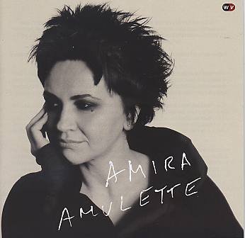 Amira_Amulette_w.jpg - AMIRA : "Amulette"La "saudade", version balkanique. Une musique vivante et assez nostalgique, relecture de la tradition dans un bel alliage entre voix et piano (Bojan Z). Une découverte en marge du jazz.Amira Medunjanin : voix / Bojan Z : piano / Nenad Vasilic : contrebasse / Bachar Khalife : percussion /+/ Vlatko Stefanovski : guitare sur 3 et 7 / Kim Burton : accordéon sur 2World Village450018Harmonia Mundi01. Bele Reze / 02. Zemi me zemi / 03. Prošeta se jovka kumanovka / 04. Kafu me draga ispeci / 05. Grana od bora / 06. Jano Mori / 07. Oji ti momce Ohrigjance / 08. Omer Beze / 09. Kad Puhnuše sabahzorski vjetrovi / 10. Marijo deli bela kumrijowww.worldvillagemusic.com/ (parution le 27/10/2011)
