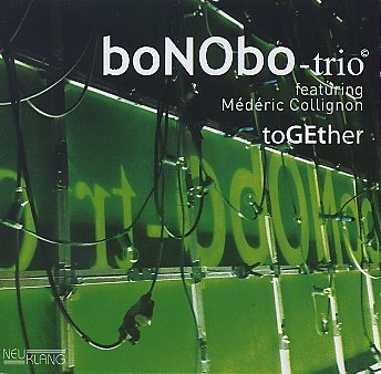 BONOBO-Trio_Together_w.jpg - BoNObo-Trio : "toGEther"Un trio solide de musiciens qui veulent s'inscrire dans les courants qui marquent l'époque, en héritiers de The Bad Plus. Musique travaillée, sophistiquée et, de ce fait, assez hermétique et  froide. La contribution de l'excentrique Médéric n'apporte pas grand chose à l'ensemble... - Gaëtan Allard : batterie / Pierre-François Blanchard : piano / Maurice Spitz : contrebasse, basse et voix // feat. Médéric Collignon : trompette et voix sur 7, 11 et 14 - NeuKlangNCD4058 / Codaex - 01. Piment familial / 02. M'Balanka / 03. Together #1 / 04. Le héros du goûter / 05. Father / 06. Together #2 / 07. Petite pomme #2 / 08. Inspired by n.s. / 09. Together #3  / 10. Together #4 / 11. Bier #2 / 12. Fleur d'oranger / 13. Together #5 / 14. Prélude pour mon frère - http://www.bauerstudios.de/de/data/shop/6348/ncd4058.html