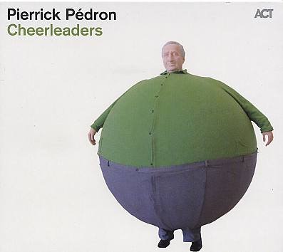 PedronPierrick_Cheerleaders_w.jpg - Pierrick PÉDRON : "Cheerleaders" Pierrick Pédron est gonflé ! Dans Cheeleaders, il assemble des rêves d'orphéons et de majorettes, des fanfares et des voix sur rythmique rock à deux batteries, bien loin du contexte (post)bop dans lequel il excèle. Le projet est ambitieux et un peu compliqué au point qu'on peine à y adhérer même si le label ACT lui offre une production irréprochable... Ça ne suffit pas. Attention de ne pas finir comme la grenouille de La Fontaine. Mieux vaut continuer à faire le bœuf !- Pierrick Pédron : saxophone alto / Vincent Artaud : contrebasse / Laurent Coq : piano , fender rhodes, clavier / Chris de Pauw : guitare / Fabrice Moreau et Franck Agulhon : batterie + fanfare de 17 cuivres et chœur de six voix. - ACT 9511-2 / Harmonia Mundi - 01. Esox-Lucius (Pédron) / 02. The Cloud (Pédron) / 03. Miss Falk's Dog (Mancini / Pédron / Coq) / 04. The Mists Of Time (De Pauw) / 05. Nonagon's Dance (Pédron / Coq) / 06. 2010 White Boots (Pédron) / 07. The Cheerleaders NDE (Artaud)/ 08. Coupe 3 (Pédron) / 09. Toshiko (Coq) - http://www.actmusic.com/product_info.php?products_id=341&osCsid=0376f2eaaa645222358e2265961ab1ad