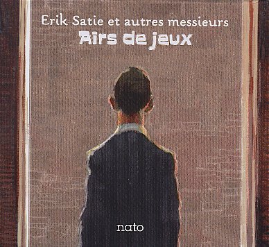 SatieErik-AutresMessieurs_AirsDeJeux_w.jpg - Ulrich GUMPERT - Tony HYMAS - Steve BERESFORD - Tony COE - Robert CORNFORD - Lol COXHILL - Alan HACKER - David HOLLAND - Phil WACHSMANN : "Erik Satie et autres messieurs : Airs de Jeux" Depuis 1983, le label nato s'intéresse à la musique d'Erik Satie. One ne dira pas que c'est un effet de mode puisqu'on semble redécouvrir aujourd'hui ce musicien atypique. On (ré)écoutera avec une grande attention ces trois disques réédités dans un coffret où Satie est évoqué dans des formules diverses (Sept tableaux phoniques), interprété en piano solo (U. Gumpert) ou mis en correspondance avec Debussy à partir de réalités historiques (Tony Hymas).- CD1 (nato 59 - 1983) : "Sept Tableaux phoniques Erik Satie" – Alan Hacker, Steve Beresford, Robert Cornford, David Holland, Philip Wachsmann, Tony Coe, Lol Coxhill etc. // CD2 (nato 410 - 1985) : "Ulrich Gumpert – Erik Satie : Trois sarabandes et six gnossiennes" : Ulrich Gumpert : piano // CD3 (nato 4009 – 2007) : "Tony Hymas : correspondances Erik Satie – Claude Debussy" - Réédition nato 59-410-4009 / L'Autre Distribution - CD1 : compositions originales d'après Satie //  CD2 : compositions d'Erik Satie // CD3 : compositions d'Erik Satie et Claude Debussy - http://www.natomusic.fr/catalogue/musique-jazz/cd/nato-disque.php?id=218