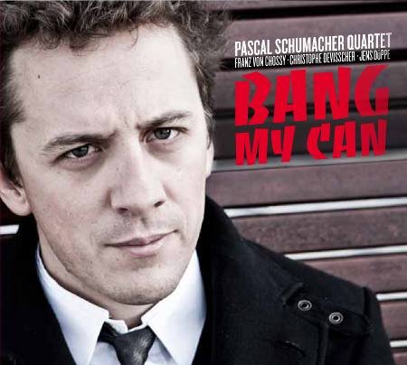 SchumacherPascal_Bang_w.jpg - Pascal SCHUMACHER Quartet : "Bang My Can" Le vibraphoniste luxembourgeois Pascal Schumacher reste fidèle aux mêmes compagnons dans son quartet (cf. "Here we gong : http://www.culturejazz.fr/spip.php?article1264#schumacher). La musique de ce nouveau disque reflète un travail très sophistiqué sur les compositions, les arrangements au point de devenir assez froide et peu communicative. On écoute en admirant la précision horlogère de l'interprétation mais on en reste là.- Pascal Schumacher :  vibraphone, glockenspiel / Christophe Devisscher : contrebasse / Franz von Chossy : piano / Jebs Düppe : batterie - ENJAENJ95722 / Harmonia Mundi- 01. Inspector / 02. Water Like Stone / 03. Elmarno / 04. Seven Fountains / 05. Bang My Can / 06. A Fisherman's Tale / 07. Metamorphosis  / 08. 30 Little Jelly Beans / 09. Taubenturm / 10. No Dance On Volcano Ashes / 11. Ghosttrackmusic - www.pascalschumacher.com et http://www.enjarecords.com