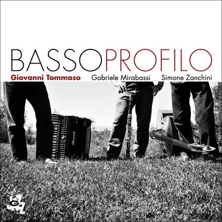 TommasoGiovanno_Bassoprofilo_w.jpg - Giovanni TOMMASO : "Bassoprofilo" Des artisans italiens qui ont le goût du travail bien fait et donnent à leur musique une patine inégalable. Le contrebassiste Giovanni Tommaso, un grand nom du jazz italien, a composé un trio rustique et virtuose avec clarinette et accordéon qui sert impeccablement une musique qui se nourrit autant de jazz que de culture populaire. Très réussi, grâce, en paticulier à la prestation remarquable de Gabriele Mirabassi (oui, le frère de Giovanni), clarinettiste volubile et chantant.- Giovanni Tommaso : contrebasse et compositions/ Gabriele Mirabassi : clarinette / Simone Zanchini : accordéon. - CamJazz CAMJ 7844-2 / Harmonia Mundi - 01. Artigiani / 02. Mi-Ama-Zurka / 03. Buster Keaton Never Smiles / 04. Rahmosia / 05. Vanspettacolo / 06. Passata E' La Tempesta... / 07. Palloncini / 08. Blues For Tony Scott / 09. SOStenuto - http://www.camjazz.com/site/index.php?site=&path=cd&idcd=1719&label=camj&alpha=B