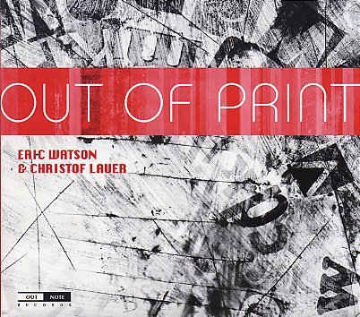 WatsonEric-LauerChristof_OutOfPrint_w.jpg - Eric WATSON & Christof LAUER : "Out of Print" Le duo piano/saxophone deviendrait-il une spécialité du label OutNote ? Celui-ci contraste assez nettement avec le duo Liebman-Beirach car Eric Watson et Christof Lauer proposent une version charnue et robuste. Ce concert strasbourgeois (au Pôle Sud, lieu phare du jazz créatif !) marquait leur première rencontre en duo. Le dialogue est riche et intense, on n'a pas envie d'en perdre une miette !- Eric Watson : piano / Christof Lauer : saxophones ténor et soprano - OutNote Records OTN 010 / Harmonia Mundi - 01. Rain of Steel / 02. Hero In the Dark / 03. Out of Print / 04. Cast of Shadows / 05. Juggernaut - http://www.outhere-music.com/store-OTN_010