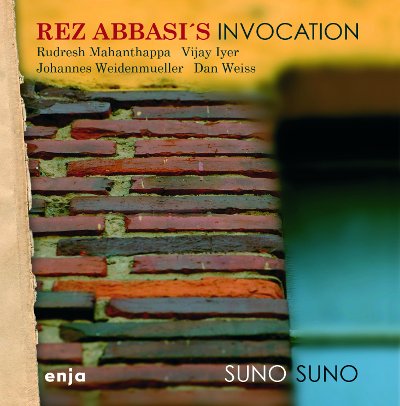 00-Abassi-Rez_SunoSuno_w.jpg - Rez ABASSI'S INVOCATION : "Suno Suno"Le guitariste Rez Abassi croit en ses projets et les défend avec énergie, qualité qu'il  partage avec ses  complices, appartenant comme lui à la communauté indo-pakistanaise de New-York, Vijay Iyer et Rudresh Mahanthappa, ici présents."Suno Suno"  (Écoute, écoute !), second album du groupe "Invocation" se démarque du disque précédent (2009) qui laissait augurer un avenir prometteur (Things to come). On en a confirmation avec ce jazz actuel vigoureux, charpenté et très convaincant servi par un quintet haut de gamme où chacun apporte des épices personnelles. Un subtil alliage entre des phrasés aux saveurs orientales et des structures rythmiques et orchestrales propres au jazz de la dernière décennie. Un musicien à ne pas ignorer et un guitariste majeur. - ENJA ENJ 9575-2/ Harmonia MundiRez Abbasi: guitares acoustiques et électriques, compositions / Rudresh Mahanthappa : saxophone alto / Vijay Iyer: piano / Johannes Weidenmeuller : contrebasse / Dan Weiss : batterie01. Thanks For Giving / 02. Onus On Us / 03. Monuments (intro) / 04. Monuments / 05. Nusrat / 06. Overseas / 07. Part Of One> http://www.enjarecords.com  | > http://www.reztone.com