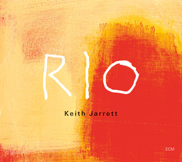 14-JarrettKeith_Rio_solo_w.jpg - Keith JARRETT : "Rio" Non, vous ne rêvez pas, c'est bien une pochette ECM. D'habitude d'humeur bien maussade et sombre, le graphiste du label allemand a dû péter les plombs en écoutant ce disque. Il est vrai que le grand Keith avait l'humeur plutôt guillerette pour ce concert donné à Rio (c'est écrit dessus) en avril 2011. Un long double album qui comporte quelques très beaux moments de musique qui swingue et qui rend heureux mais on a du mal à rester aussi enthousiste que le public brésilien d'un bout à l'autre. Néanmoins du Jarrett de belle facture, en piano solo pour remplacer le Köln Concert trop rayé.- ECM 277 6645 (2CD set) / Universal Music FranceKeith Jarrett : pianoCD 1 : 01. RIO Part I / 02. RIO Part II / 03. RIO Part III / 04. RIO Part IV / 05. RIO Part V / 06. RIO Part VICD2 : 01. RIO Part VII / 02. RIO Part VIII / 03. RIO Part IX / 04. RIO Part X / 05. RIO Part XI / 06. RIO Part XII / 07. RIO Part XIII / 08. RIO Part XIV / 09. RIO Part XV – enregistré le 9 avril 2011 au Theatro Municipal, Rio de Janeiro> http://www.ecmrecords.com | > http://player.ecmrecords.com/jarrett-rio