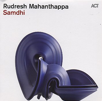 20-Mahanthappa-Rudresh_Sahmdi_w.jpg - Rudresh MAHANTHAPPA : "Samdhi" Le label ACT a fait une belle place au pianiste Vijay Iyer et intègre aussi un des plus fidèles complices de ce dernier, le saxophoniste Rudresh Mahanthappa  (les deux sont présents auprès de Rez Abbasi dans cette sélection). Samdhi réunit un quartet très compact basé sur le trio électrique Gilmore, Brown, Reid et, pour le côté "roots", les percussions de Anantha Krishnan. Très volubile, le saxophoniste déploie son phrasé incisif et tranchant en le complétant d'un dispositif informatique tenant dans un ordinateur portable. Une esthétique qui privilégie l'énergie et la densité sur des structures rythmiques qui associent l'Inde et l'Occident mais sait ménager quelques respirations salutaires.- ACT 9513-2 / Harmonia MundiRudresh Mahanthappa : saxophone alto & dispositif informatique / David Gilmore : guitare / Rich Brown : basse électrique / Damion Reid : batterie / “Anand” Anantha Krishnan : mridangam & kanjira01. Parakram #1 / 02. Killer / 03. Richard's Game / 04. Playing with Stones / 05. Rune / 06. Breakfastlunchanddinnner / 07. Parakram #2 / 08. Ahhh / 09. Meeting Of The Skins / 10. Still-Gas / 11. For My Lad / 12. For All The Ladies> http://www.actmusic.com/product_info.php?products_id=347&osCsid=ea09de2f590a23704647b38446a20bae