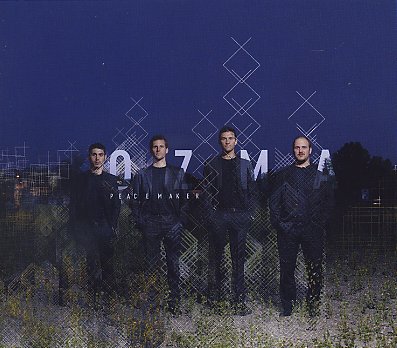 23-Ozma_PeaceMaker_w.jpg - OZMA : "Peace Maker" Depuis leur révélation au concours de la Défense en 2006, leur sélection pour les tournées Jazz Migration de l'AFIJMA en 2009, les quatre d'OZMA ont poursuivi leur cheminement. Voici leur troisième disque pour le label "Juste une trace". Peace Maker se veut pacifique mais cherche aussi à provoquer des palpitations chez l'auditeur en s'orientant vers une musique plus électrique (post-rock, pop, nu-jazz disent-ils) et moins explicitement "jazz". Il n'est pas certain que l'accumulation d'étiquettes serve le projet esthétique qui nous semble devenir plus fade et convenu. À vérifier lors des concerts du quartet...- Juste Une Trace JUT51 / SocadiscAdrien Dennefeld : guitare / Stéphane Scharlé : batterie / Edouard Séro-Guillaume : basse / David Florsch : saxophone01. Rain cadenza / 02. Balsam firs / 03. No confort / 04. Pr. Challenger / 05. Tangram / 06. Le chagrin de l'atome / 07. Raspoutine / 08. Livingston / 09. Le voyage de Siddhartha / 10. Dilatation stéréo / 11. Peacemakers – enregistré à Strasbourg en 2011 ?> http://www.juste-une-trace.com/fr/production/JUT51 | > http://www.ozma.fr/