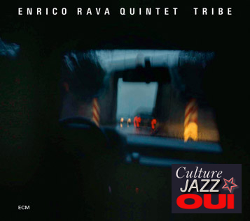 26-RavaEnrico_Quintet_Tribe_w.jpg - Enrico RAVA : "Tribe" Enrico Rava a renoué avec le label ECM depuis quelques années mais on se demande pourquoi Manfred Eicher s'obstine, lui, à l'enregistrer comme il y a trente ans. Ce quintet, passionnant sur scène, souffre de la réverbération et du son embrumé propre à l'esthétique ECM dans ce disque. Qu'importe, on aime quand même car Rava a rassemblé une équipe pétillante d'une jeunesse à l'énergie contrôlée. Sur ce répertoire "collector" de l'œuvre du trompettiste, Giovanni Guidi et Gianluca Petrella (en particulier) livrent le meilleur de leur talent sous la conduite subtile du trompettiste.Un disque qui compte même si on l'aurait imaginé bien meilleur encore !- ECM 276 6970 / Universal Music FranceEnrico Rava : trompette, compositions / Gianluca Petrella : trombone / Giovanni Guidi : piano / Gabriele Evangelista : batterie / Fabrizio Sferra : batterie // + Giacomo Ancillotto : guitare01. Amnesia / 02. Garbage Can Blues / 03. Choctaw / 04. Incognito / 05. Cornettology / 06. F.Express / 07. Tears for Neda / 08. Song Tree / 09. Paris Baguette / 10. Planet Earth / 11. Tribe / 12. Improvisation> http://player.ecmrecords.com/rava-quintet // > http://www.enricorava.com