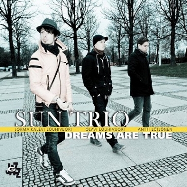 29-SUN-TRio_CAMJ7840-2b_hd.jpg - SUN TRIO : "Dreams are true" Non, pour une fois, ce n'est pas Manfred Eicher qui soutient ces jeunes musiciens scandinaves mais Ermanno Basso pour CamJazz. C'est même le second disque de ces jeunes finlandais sur le label italien. Entre les deux frères Louhivuori (Jorma Kalevi à la trompette et Olavi à la batterie), le contrebassiste Antti Lötjönen apparaît comme un médiateur, facteur d'équilibre. De très bon musiciens qui s'inventent un jazz aéré dans la formule souple et légère d'un trio qui ne met que mieux en valeur les qualités de chacun sans nuire à l'équilibre d'un ensemble d'une vitalité indéniable. On se rappelle alors que Don Cherry avait aimé les froidures nordiques pour y développer son art : son ombre flotte parfois dans les phrases de la trompette de J-K Louhivuori.- CamJazz CAMJ 7840-2 / Harmonia MundiJorma Kalevi Louhivuori  : trompette, voix, électronique / Antti Lötjönen : contrebasse / Olavi Louhivuori : batterie01. Subject For Silence / 02. Impulse / 03. The Prisoner Of Arabia / 04. Zebulon / 05. Home / 06. Shallow Nights / 07. Triste / 08. Machiavelli Porridge / 09. Kazuo / 10. Why Nighttime Is Better For Intensive Jam> http://www.camjazz.com/site/index.php?site=&path=cd&idcd=1715&label=camj&alpha=D | http://www.suntrio.fi