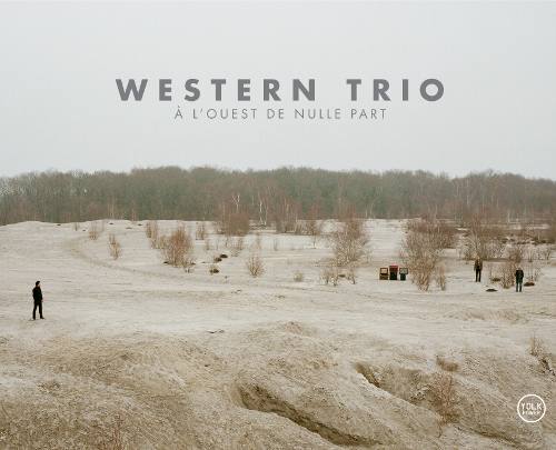 32-WesternTrio_AlOuestDeNullePart_w.jpg - WESTERN TRIO : "À l'Ouest de Nulle Part" On les imaginerait perdus au fin fond du Dakota mais non, il nous viennent du pays du muscadet, soutenus par le label Yolk. Ces nantais déjà expérimentés inventent une musique qui survole les genres, entre rock, jazz, electro... Une énergie "urbaine" comme on dit, qui a trouvé un écho chez le trompettiste Erik Truffaz qui est venu avec sa trompette sur 3 titres de ce disque joliment mis en boîte dans une YolkBox. "J'aime jouer avec Western Trio" écrit Truffaz, "Ils incarnent une nouvelle génération de musiciens, nourrie de différents courants musicaux du vingtième siècle et qui développe un son qui fait sens". Il est vrai que la formule guitare-claviers-batterie offre une palette de sonorités électriques très contrastée et ces musiciens ont le sens des couleurs... Alors...- YOLK RecordsYolkBox J2054 / www.yolkrecords.comJean-Jacques Becam : guitare / Laurent Hilairet : claviers / Fabrice L'Houtellier : batterie01. Flamant Noir / 02. Slow Cat / 03. Metamorphose / 04. A L’ouest De Nulle Part (I Promise) / 05. Mr E.T. / 06. Silence / 07. Is / 08. Rocky Mountains / 09. La Maitresse > http://www.yolkrecords.com/fr/index.php?p=album&id=60