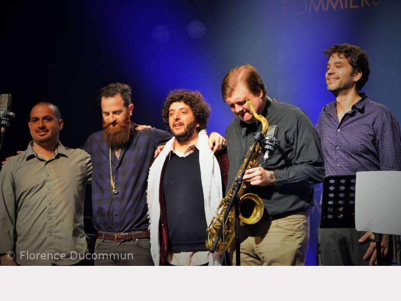 Omer Avital (au centre) quintet - Coutances, mai 2014 ©© Florence Ducommun
