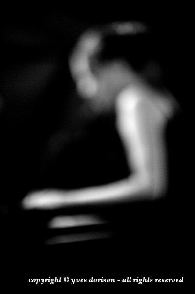 Un chien de garde à quatre mains