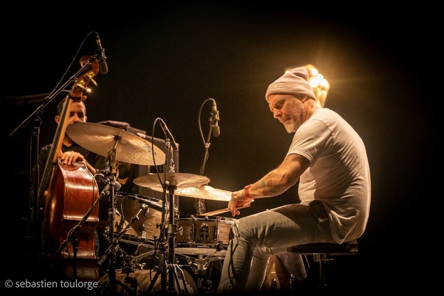 Pierre Millet "Decor-Um" puis Julian Lage Trio à Coutances.