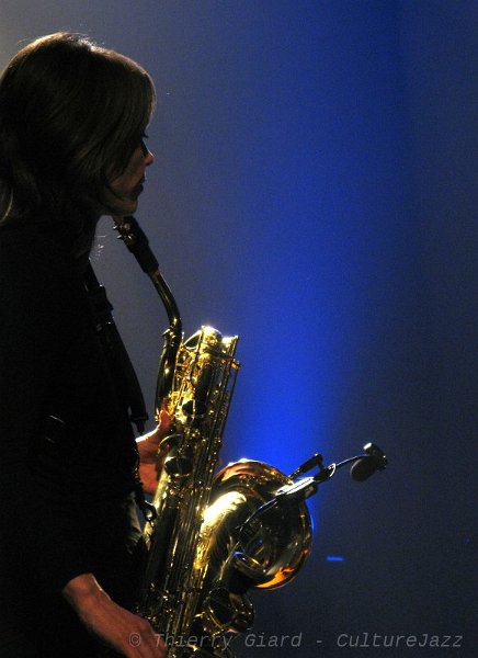 03_Bonacina-Celine_JSLP2012_12mai.JPG - > Samedi 12 mai - Théâtre - 16h30Que de chemin parcouru depuis 2007 où les chroniqueurs éblouis (lire ! http://www.culturejazz.fr/spip.php?article296) découvraient la musique d'une jeune saxophoniste avec l'album "Vue d'en haut" !Depuis, la réputation de Céline Bonacina s'est étendue à l'échelle européenne puisqu'elle a intégré le label allemand ACT sur recommandation du guitariste Nguyen Lê pour l'album "Way of Life" (2010). Elle fait également partie de la sélection "Take Five Europe" qui s'est une semaine plus tard au Magic Mirrors.Avec sa musique solide, dansante, très expressive, elle a ravi le public et ouvert le festival de belle manière...