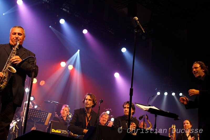 06-DukeOrchestra_Mignard_Jslp11_byDucasse.jpg - Le swing effervescent du Duke Orchestra dirigé par Laurent Mignard (à droite sur la photo) fait honneur à la plus noble des traditions. Une journée pléthorique de grandes formations d'obédiences diverses. Dimanche 29 mai 2011, salle Marcel Hélie.