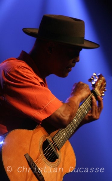 14-BibbEric_Jslp11_byDucasse.jpg - Le mardi soir du festival, c'est "blues" à la salle Marcel Hélie et un public assez typé pour ce rendez-vous rituel. Eric Bibb  y aura réussi à faire passer son émotion en simple duo avec le guitariste Steffan Astner.Mardi 31 mai 2011, salle Marcel Hélie.