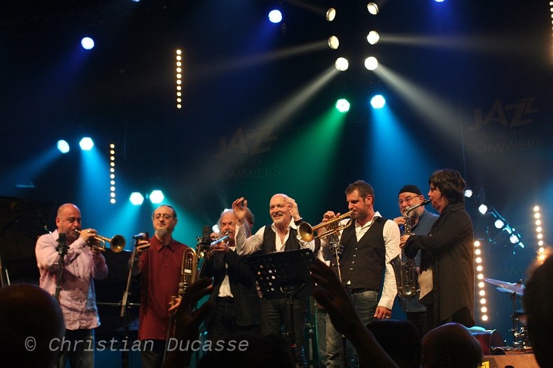 18-RomanoAldo_final_Jslp11_byDucasse.jpg - Final de la carte blanche à Aldo Romano et insassiable à la caméra (et au trombone) : Glenn Ferris.De gauche à droite : Stéphane Belmondo, Glenn Ferris, Enrico Rava, Aldo Romano, Fabrizio Bosso, Henri Texier et Géraldine Laurent. Absents sur l'image : Michel Bénita, Thomas Bramerie et  Baptiste Trotignon.Mercredi 1er juin  201, salle Marcel Hélie.