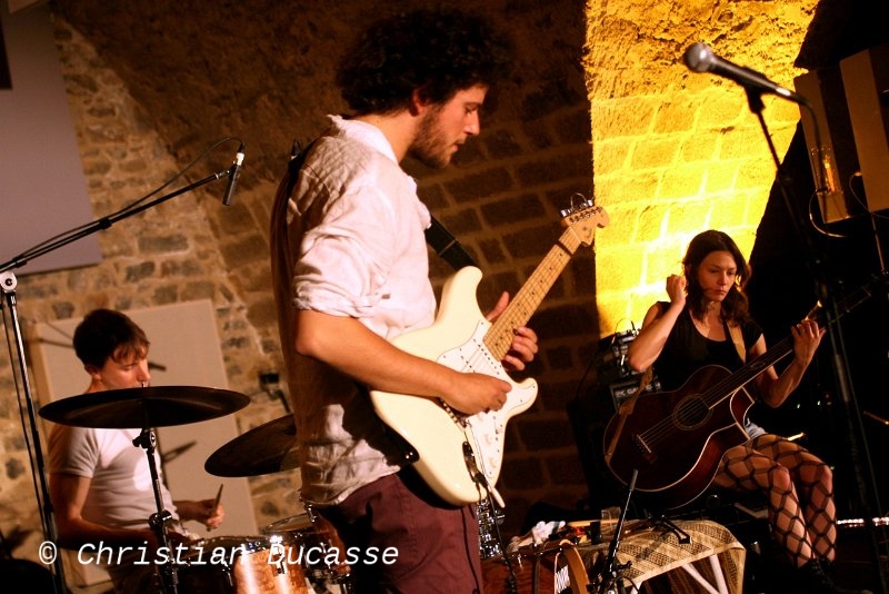 19-Q_Jslp11_byDucasse.jpg - L'adhésion de Jazz sous les Pommiers aux réseaux Afijma ou Jazz Migration permet de découvrir des formations confidentielles voire underground. Q (Sylvain Darrifourq batterie, Julien Desprez guitare et Fanny Lasfargues) aura ainsi pu lâcher son message en toute sincérité.Jeudi 2 juin  2001, cave des Unelles.