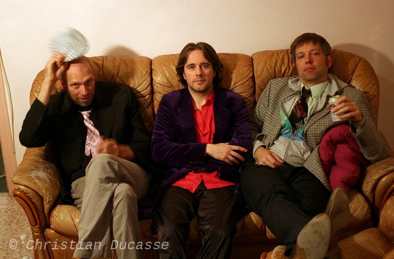 22-DasKapital_Jslp11_byDucasse.jpg - Placé sous le signe de l'inédit, le double concert du jeudi soir au théâtre présentait enfin  "Das Kapital" (Hasse Poulsen,  guitare ; Edward Perraud, batterie et Daniel Herdmann saxophones), jamais en panne de contre-pieds musicaux. Existe-t-il l un batteur plus surprenant qu'Edward Perraud ?Jeudi 2 juin  2001, théâtre.