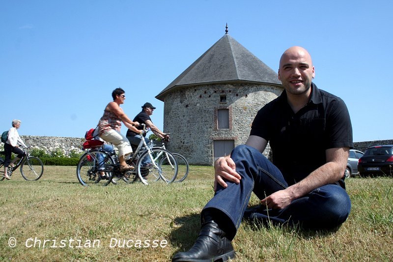 25-Suarez_velo_Dutilh_Jslp11_byDucasse.jpg - Découverte du versant maritime du pays  Coutançais  à travers le patrimoine architectural.  Les plus courageux se déplaçaient à bicyclette afin d'écouter l'accordéoniste Lionel Suarez  (photo) en duo avec l' inimitable gascon André Minvielle.Vendredi 3 juin 2011, Manoir de d'Agon.