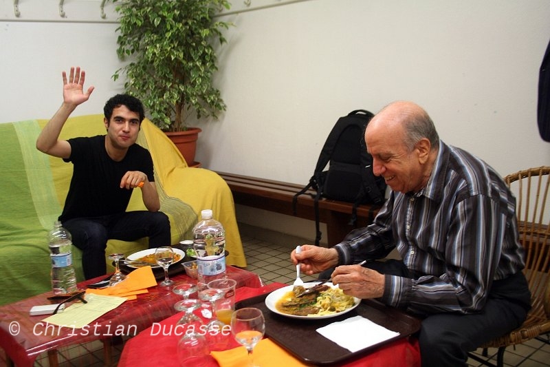 31-Solal_HamasyanTigran_Jslp11_byDucasse.jpg - Tigran Hamasyan en solo face à 1500 personnes puis en duo avec son grand ainé Martial Solal.A quelques minutes de monter en scène, Tigran consomme l'art de la décompression face au double défi du moment : celui du public et celui de son invité un géant prénommé Martial, peu stressé à ses côtés dans leur loge commune.Samedi 4 juin 2011, salle Marcel Hélie.