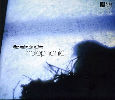 Herer-Alexandre-Trio_holophonic_w025.jpg - Alexandre HERER Trio  : " Holophonic"Il y a quelques mois, nous découvrions le pianiste Alexandre Herer dans le groupe Oxyd dont il est leader (http://www.culturejazz.fr/galeries/Tdisques-8avril2011/slides/Oxyd_Oblivious_w.html). Avec ce nouveau disque our le label Onze Heures Onze, il se recentre sur la formule du trio, très tendance depuis des années en invitant deux saxophonistes : Julien Pontvianne (aussi dans Oxyd) et Stéphane Payen dont la musique (avec Thôt... etc.) est une des références du pianiste.Sa musique na manque pas de qualités et de personnalité. Elle repose sur une savante architecture rythmique et harmonique (post-M'Base ?) et sonne avec clarté car Alexandre Herer a su ménager des espaces et prévilégie le piano acoustique. De la belle ouvrage qui témoigne d'une maturité certaine.> Onze Heures Onze - ONZ006 / MVS distribution – AnticraftAlexandre Herer : piano / Olivier Degabriele : contrebasse / Thibaut Brandalise : batterie // invités, Stéphane Payen : saxophone alto sur 2, 9, 10 / Julien Pontvianne : saxophone ténor sur 4, 8, 901.Dynamic range / 02 ; Binaural / 03. Phon / 04. Minimum audible field ( intro 1 ) / 05.Holophonic / 06. Pure tone / 07.Peak / 08. Minimum audible field ( intro 2 ) / 09. Minimum audible field / 10. Peak ( reprise)www.onzeheuresonze.com 