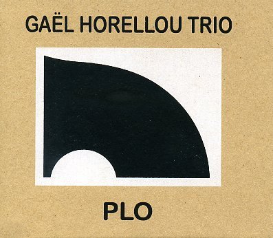 Horellou-Gael-Trio_PLO_w024.jpg - Gaêl HORELLOU Trio : " PLO"PLO retrace un périple live du trio du saxophoniste Gaël Horellou, du Puy en Velay à Montreuil en passant par Bourges entre autres escales. Électrisé au contact du public même (souvent) dans de petits lieux, ce fou d'alto égrenne ses chapelets de notes dans un discours qui ne connaît pas de temps morts. Derrière lui, à ses côtés, devant (?) Géraud Portal et Antoine Paganotti suivent la cadence et ponctuent le discours sur une alternance de compositions originales et de reprises de standards ou de thèmes phares du jazz (Giant Steps). Une trace toujours indispensable d'un musicien inspiré par l'esprit des plus grands. > Petit Label - PL 032 / www.petitlabel.com et Les Allumés du JazzGaêl Horellou : saxophone / Géraud Portal : contrebasse / Antoine Paganotti : batterie01.Mangrove spécial / 02. L.M / 03. Minor steps / 04. For all we know / 05.The blue line / 06. Sheridan square / 07. My melancoly baby / 08. Giant steps / 09.  I can't get startedwww.petitlabel.com