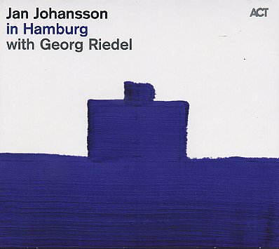 15-Johansson-Jan_InHamburg_w.jpg - Jan JOHANSSON : "In Hamburg" Le label ACT d'habitude plus en prise avec l'actualité du jazz publie ce disque qui est un document tout à fait intéressant, voire passionnant. Le pianiste suédois Jan Johansson est mort accidentellement à 37 ans, en 1968. Sa trop courte carrière a été marquée par sa collaboration avec Stan Getz dans les années 50 et sa participation au "Jazz at the Philharmonics" de Noman Grantz. Ce bel album reprend des séances studio de 1964 à 1968 en duo avec le contrebassiste Georg Riedel et dans une formule orchestrale au cours de Workshops. La thématique porte sur des thèmes du folklore suédois (une des caractéristiques du travail de J. Johansson), des standards et des compositions du pianiste. Entre le travail en finesse du duo et l'écrit orchestral qui n'est pas sans évoquer Gil Evans, voilà une occasion de (re)découvrir un musicien un peu oublié.- ACT 9510-2 / Harmonia MundiJan Johansson : piano / Georg Riedel : contrebasse / Rune Gustafsson : guitare / NDR Studioband – NDR Jazzworkshops01. Visa fran untanmira / 02. Nature Boy / 03. Emigrantvisa / 04. Granglek fran Älvdalen / 05. Sommar Adjö / 06. Polka fran Jämtland / 07. Visa fran Rättvik / 08. Yesterdays / 09. Fem / 10. Dimma i Dag / 11. Vals fran Delsbo / 12. 3, 2, 1 – go !> http://en.wikipedia.org/wiki/Jan_Johansson_%28musician%29 | > http://www.actmusic.com/product_info.php?products_id=340