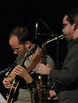 Pierre Perchaud (guitare), ici avec Emile Parisien (sax)...