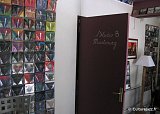 Les disques du label affichés dans l'entrée