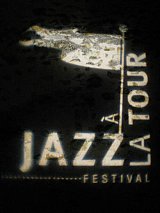 Le logo "Jazz à la Tour", sur les murs du château.