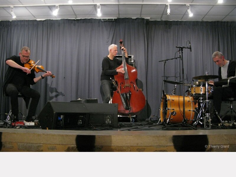Régis Huby, Bruno Chevillon, Michele Rabbia : Codex III ©© Thierry Giard - CultureJazz.fr
