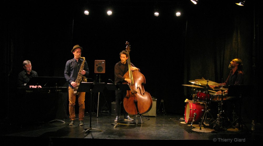 [Manche] Tétragone à la Haute-Ville et Leïla Olivesi dans les prés.