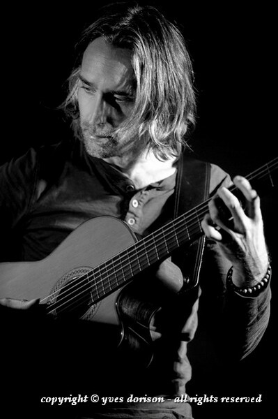 Au cuvage avec le chien à la fin des vendanges