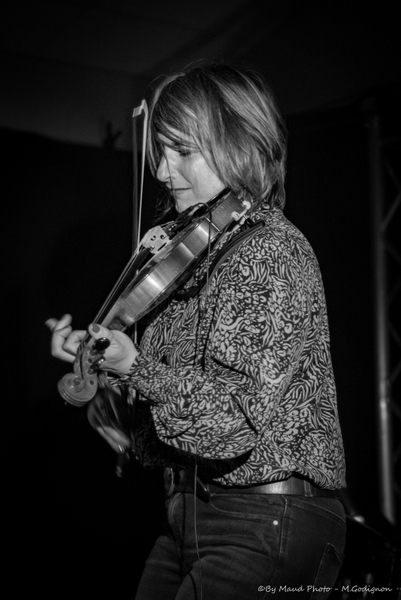 AURORE VOILQUE dans les prés