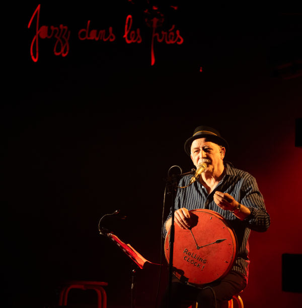 André Minvielle jase dans les prés normands