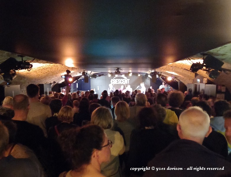 La franche rigolade contre la noire douleur