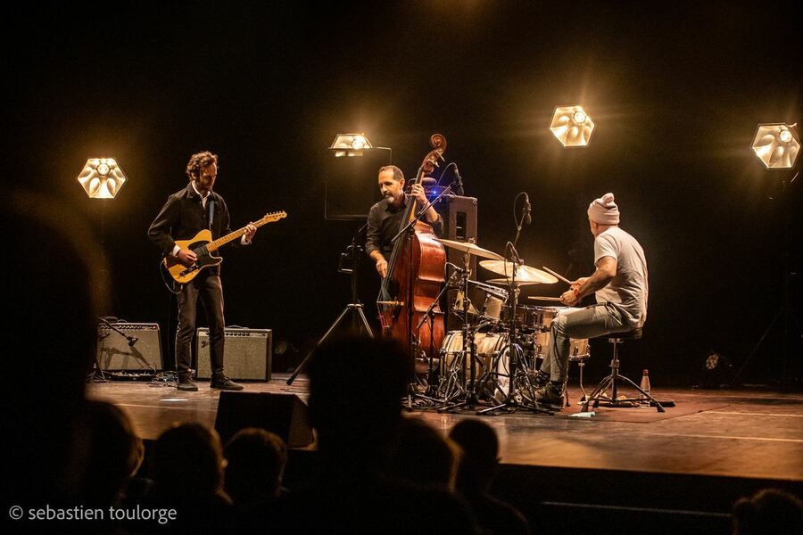 Pierre Millet "Decor-Um" puis Julian Lage Trio à Coutances.
